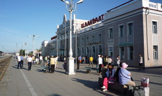 800px-Ulan_Bator_railway_station_2008_1